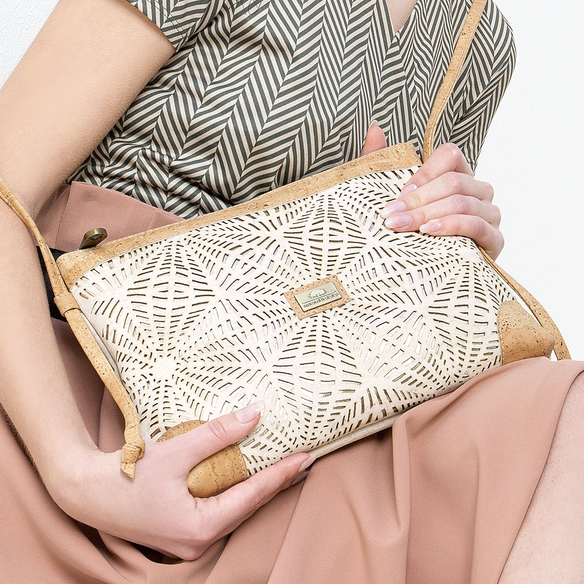 Сумка crossbody из пробки "Daisy" / 27 cm/ Laser Collection